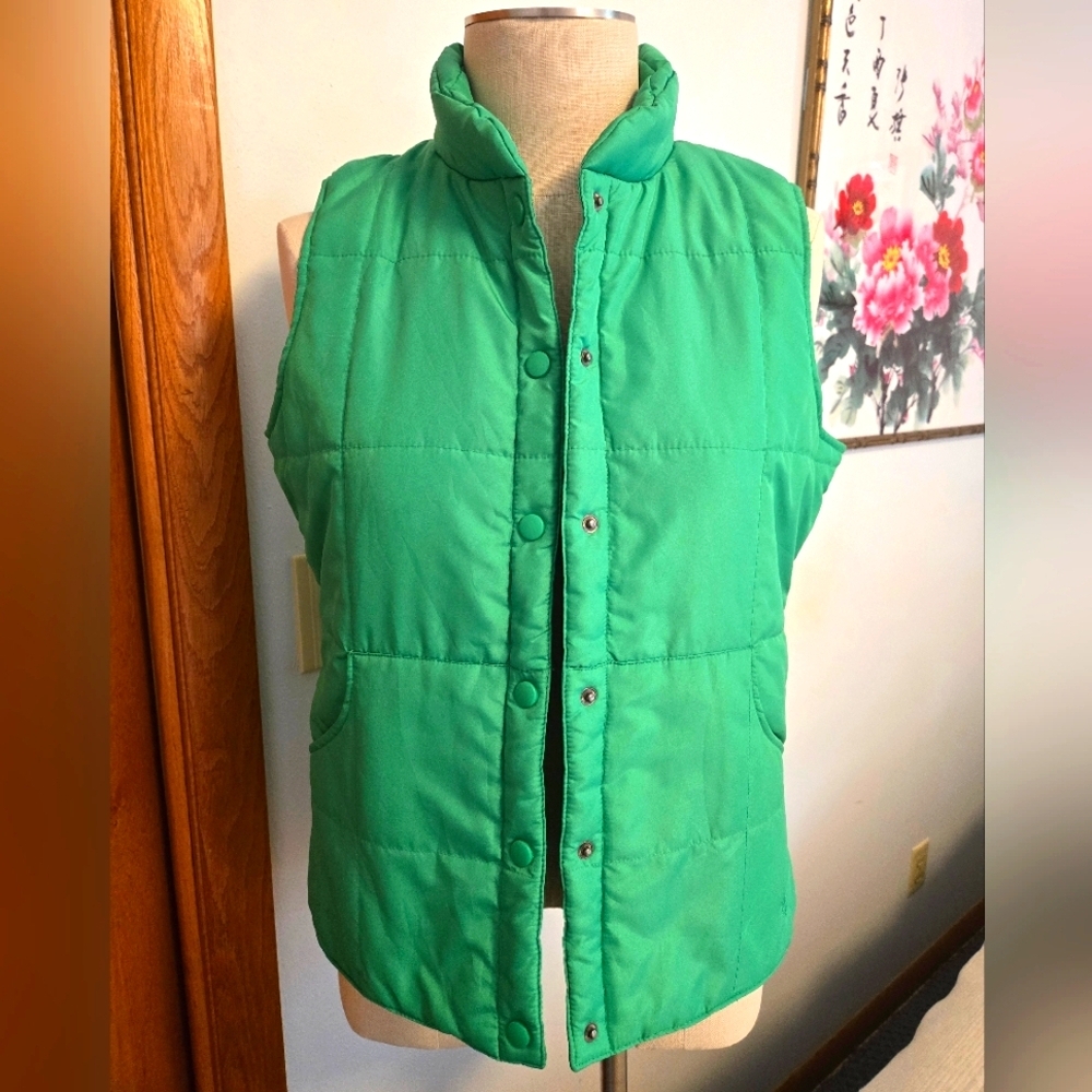 IZOD WOMEN'S GREEN PUFFER VEST. SIZE MEDIUM.
